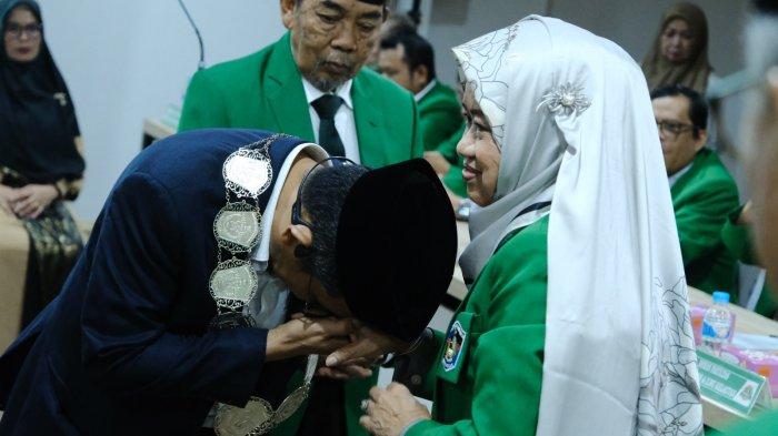 PEJABAT UMI - Prof Zakir Sabara mencium tangan Ketua Pengurus Yayasan Wakaf Universitas Muslim Indonesia (UMI), Prof Masrurah Mokhtar usai acara pelantikan Wakil Rektor II UMI di Aula Lantai 6 Menara UMI, Jl Urip Sumoharjo, Kota Makassar, Rabu (4/6/2025).