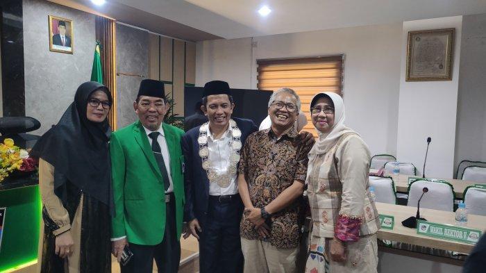 PEJABAT UMI - Prof Zakir Sabara (tengah), Prof Muin Fahmal (dua kiri) dan Pimred Tribun Timur (dua kanan) saat pelantikan pengurus baru UMI, di Menara UMI, Jl Urip Sumoharjo, Kota Makassar, Rabu (4/6/2025). Prof Zakir Fokus penerimaan mahasiswa baru.