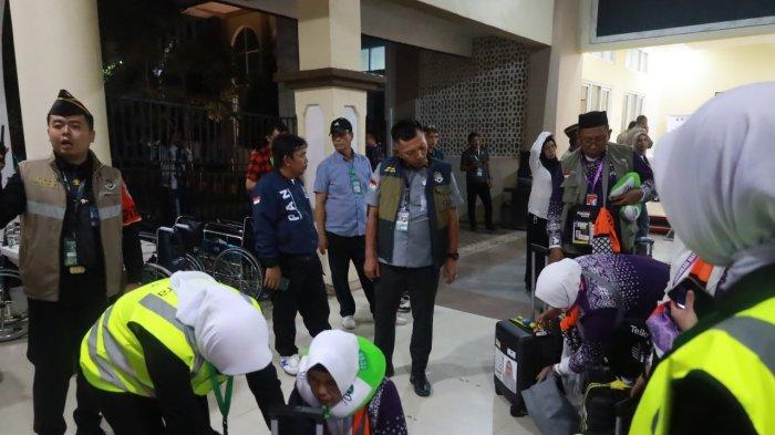 PELEPASAN JAMAAH HAJI - Proses pemberangkatan Kloter Pertama Jamaah Haji Tahun 2025 dari Embarkasi Makassar berlangsung khidmat dan lancar pada Jumat (2/5/2025) tepat pukul 00.00 WITA. Pelepasan jamaah haji ini dihadiri langsung oleh Gubernur Sulawesi Selatan, Andi Sudirman Sulaiman, yang secara simbolis melepas keberangkatan rombongan pertama ke Tanah Suci.