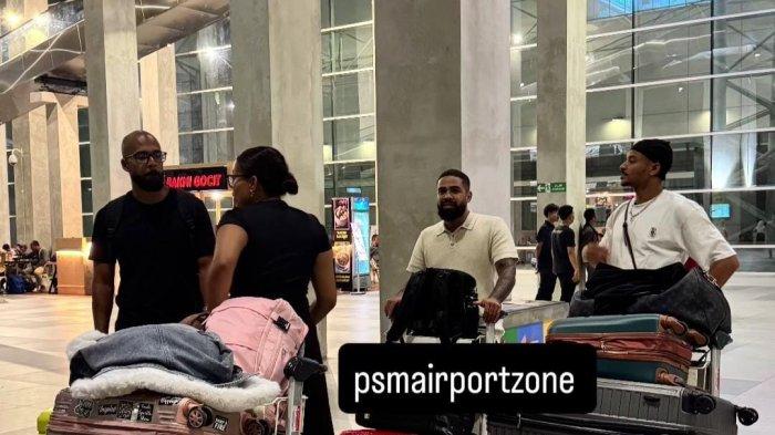 PEMAIN ASING - Dua pemain anyar PSM Makassar asal Brasil, Alex Tanque (baju hitam) dan Lucas Dias (baju putih), tiba di Bandara Sultan Hasanuddin Makassar, Rabu (2/7/2025) dini hari. Alex Tanque berposisi sebagai striker, sedangkan Lucas Dias sebagai winger dan gelandang serang.