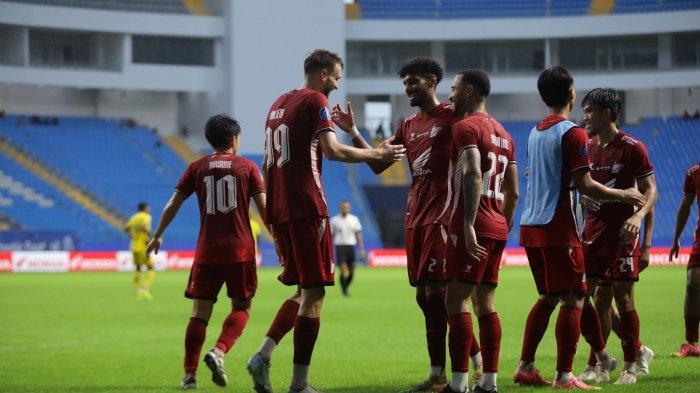 PEMAIN KUNCI – Bek PSM Makassar, Aloisio Soares, dan striker Nermin Haljeta merayakan gol saat melawan Barito Putera pada pekan ke-16 Liga 1 2024/2025 di Stadion Batakan, Balikpapan, Kalimantan Timur, Minggu (22/12/2024). Duel pemain kunci akan mewarnai laga PSM Makassar vs Barito Putera pada pekan ke-33 Liga 1 di Stadion Demang Lehman, Martapura, Kalimantan Selatan, Sabtu (17/5/2025).