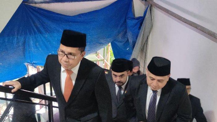 PENETAPAN WALI KOTA – Wali Kota Makassar, Danny Pomanto (kiri), dan Wali Kota Makassar terpilih Munafri Arifuddin (kanan) saat berjalan bersama ke ruang paripurna DPRD Makassar, Jl AP Pettarani, Kota Makassar, Sabtu (8/2/2025). Danny Pomanto dan Munafri Arifuddin jalan berdampingan hadiri rapat paripurna DPRD Makassar, tandai penetapan Wali Kota dan Wakil Wali Kota terpilih.