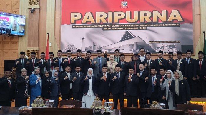 PENETAPAN WALIKOTA - Foto bersama anggota DPRD Makassar bersama dengan Wali Kota Makassar, Moh Ramdhan Pomanto dan Wali Kota dan Wakil Wali Kota Makassar terpilih, Munafri Arifuddin - Aliyah Mustika di Gedung DPRD Makassar, Jl AP Pettarani, Kota Makassar, Sabtu (8/2/2025). DPRD Makassar usulkan penetapan Munafri-Aliyah sebagai Wali Kota dan Wakil Wali Kota terpilih.