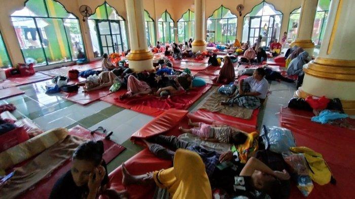 PENGUNGSI BANJIR - Suasana posko pengungsian banjir di Masjid Jabal Nur, Blok 10 Perumnas Antang, Kecamatan Manggala, Kota Makassar, Rabu (12/2/2025). Memasuki hari kelima setelah posko pengungsian dibuka, sebanyak 217 warga masih bertahan di lokasi.