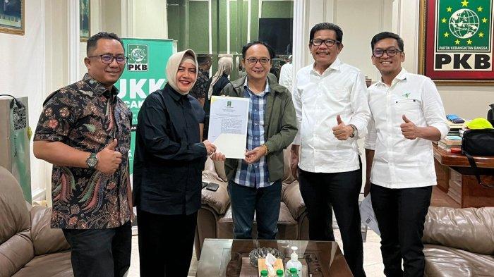 PKB menyerahkan B Persetujuan Parpol KWK ke pasangan calon wali kota dan calon wali kota Makassar, Indira Yusuf Ismail dan Ilham Ari Fauzi.