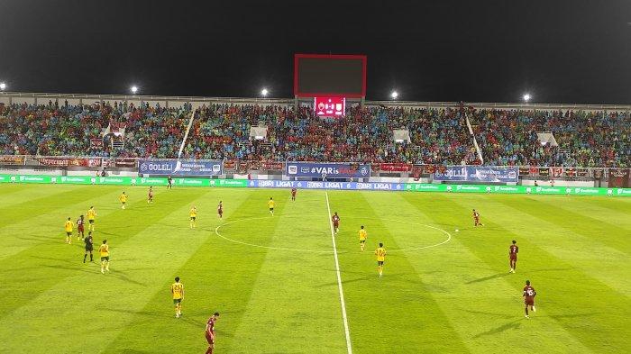 PSM MAKASSAR - Suasana pertandingan PSM Makassar vs Persebaya Surabaya di Stadion BJ Habibie, Parepare, Jumat (7/3/2025). PSM 0-0 Persebaya hingga menit 30.