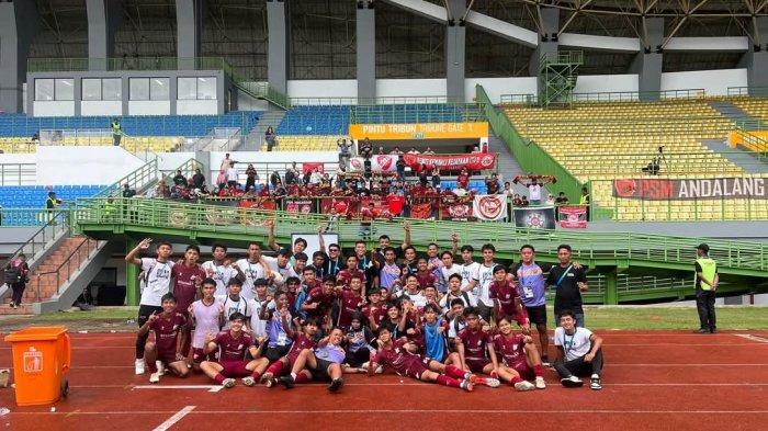 PSM JUARA – Skuad PSM Makassar U-18 berfoto bersama suporter PSM Makassar usai memastikan juara EPA U-18 Liga 1 2024/2025 di Stadion Patriot Candrabhaga, Bekasi, Jawa Barat, Sabtu (22/2/2025) pagi. PSM U-18 mengalahkan Persija U-18 di babak final lewat adu penalti 4-2.