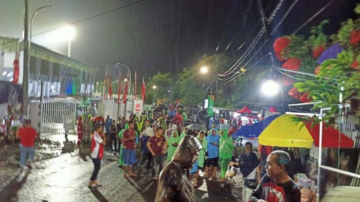 PSM MAKASSAR - Antusiasme suporter mendatangi Stadion BJ Habibie Parepare menyaksikan laga PSM Makassar Vs Persebaya Surabaya di tengah hujan lebat, Jumat (7/3/2025) malam. Setelah musafir selama 1,5 tahun, PSM Makassar kembali lagi bermarkas di Stadion BJ Habibie.