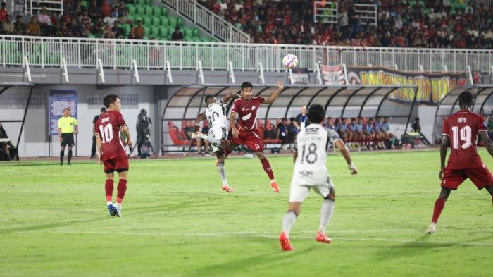 PSM MAKASSAR - Bek PSM Makassar, Syahrul Lasinari, berebut bola dengan penyerang Bali United, Privat Mbarga, di Stadion BJ Habibie, Parepare, Jumat (25/4/2025). PSM kalah 0-1.