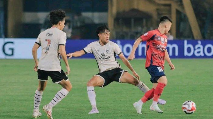 PSM MAKASSAR - Dua pemain PSM Makassar, Akbar Tanjung dam Victor Dethan mengawal pemain Cong An Ha Noi (CAHN) FC, Nguyen Quang Hai pada babak pertama leg kedua semifinal ASEAN Club Championship (ACC) 2024/2025 di Stadion Hang Day, Hanoi, Vietnam, Rabu (30/4/2025) malam. PSM 0-0 CAHN.
