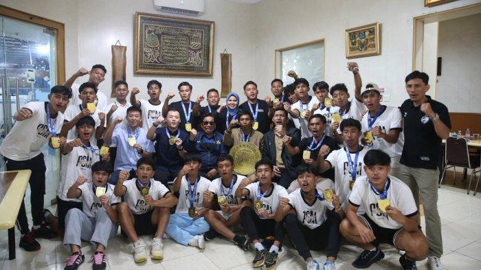 PSM MAKASSAR - Founder Bosowa Corporindo Aksa Mahmud menjamu jajaran Manajemen PSM U18, staf pelatih dan pemain PSM U-18 makan malam di Rumah Makan Lae-Lae, Jl Datu Museng, Kelurahan Maloku, Kecamatan Ujung Pandang, Kota Makassar, Senin (24/2/2025). Aksa Mahmud berharap, Akademi PSM Makassar lahir pemain terbaik dunia.