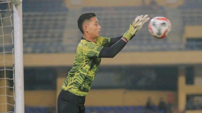 PSM MAKASSAR - Kiper PSM Makassar Reza Arya saat pemanasan lawan Cong An Ha Noi (CAHN) FC pada leg kedua semifinal ASEAN Club Championship (ACC) 2024/2025 di Stadion Hang Day, Hanoi, Vietnam, Rabu (30/4/2025) malam. PSM 0-0 CAHN.
