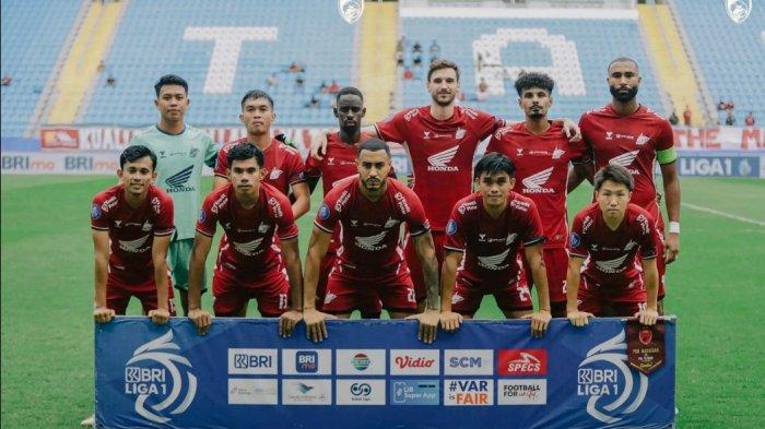 PSM MAKASSAR - Line up PSM Makassar saat melawan PSS Sleman pada pekan 14 Liga 2024/2025 di Stadion Batakan, Balikpapan, Kalimantan Timur, Jumat (13/12/2024). Kwartet pertahanan, Yuran Fernandes, Aloisio Soares, Syahrul Lasinari dan Victor Luiz tetap kawal lini belakang PSM Makassar.