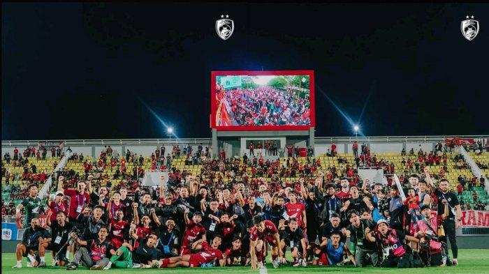 PSM MAKASSAR – Pemain, pelatih dan official PSM Makassar berfoto bersama usai laga terakhir Liga 1 2024/2025 melawan Persita Tangerang di Stadion BJ Habibie, Parepare, Jumat (23/5/2025) malam. PSM Makassar tak terlalu merombak skuad musim ini.