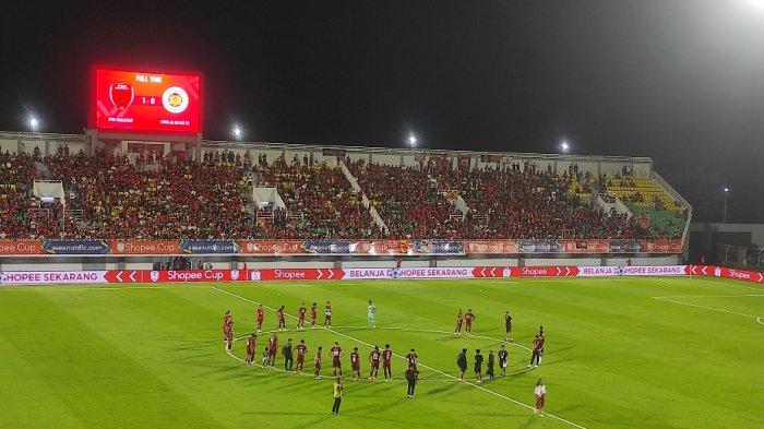 PSM MENANG - Skuad PSM Makassar anthem usai menang 1-0 atas CAHN FC di Stadion BJ Habibie, Parepare, Rabu (2/4/2025) malam. Setelah menang di leg pertama, satu kaki PSM Makassar sudah di final ASEAN Club Championship (ACC) 2024-2025.