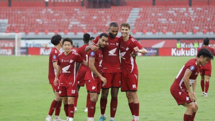 PEMAIN TERBAIK – Pemain PSM Makassar selebrasi setelah mencetak gol ke gawang Persija Jakarta di Stadion Kapten I Wayan Dipta, Gianyar, Bali, Minggu (23/2/2025). Lima pemain PSM Makassar telah meraih gelar Man of the Match dari 27 pertandingan.
