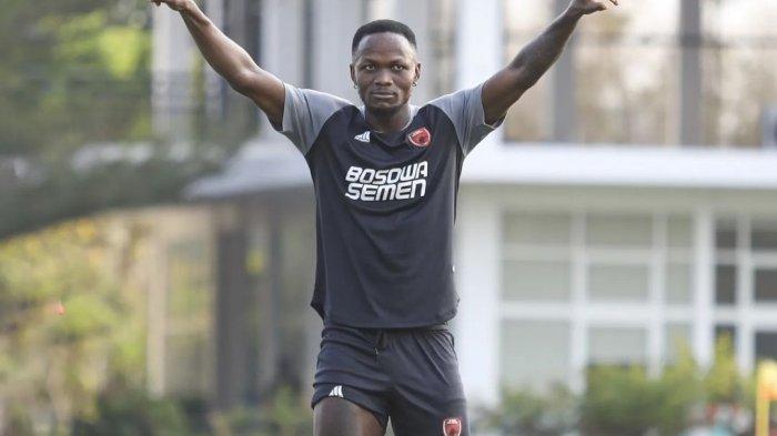 Striker PSM Makassar, Victor Mansaray saat sesi latihan di YIS, Sleman, Daerah Istimewa Yogyakarta, Sabtu (28/10/2023). Victor Mansaray bisa debut di laga PSM Makassar vs Persija Jakarta di Stadion BJ Habibie, Parepare, Jumat (3/11/2023).