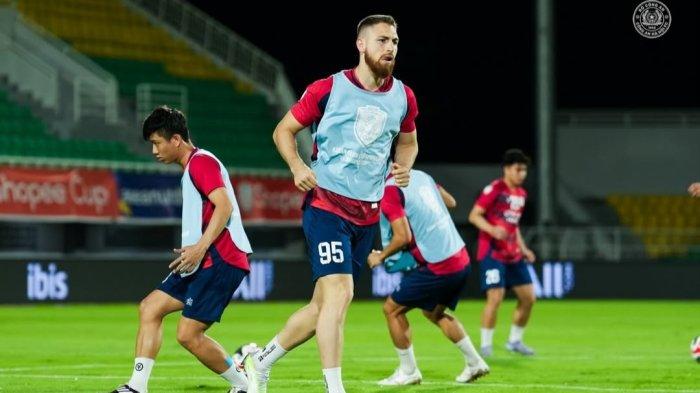 PSM VS CAHN - Skuad Cong An Ha Noi (CAHN) FC saat official training jelang melawan PSM Makassar di Stadion BJ Habibie, Parepare, Selasa (1/4/2025) malam. Pelatih CAHN, Alexandre Mano Polking ini raih kemenangan di markas PSM Makassar.