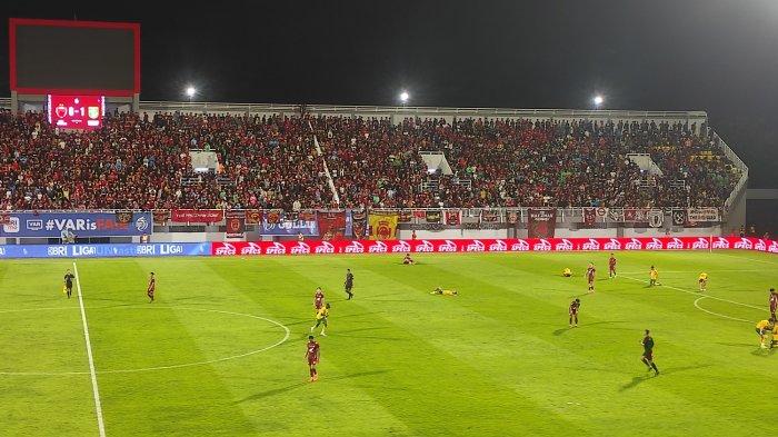 PSM VS PERSEBAYA - Suasana pertandingan PSM Makassar vs Persebaya Surabaya di Stadion BJ Habibie, Parepare, Jumat (7/3/2025). Sebanyak 7.715 penonton memadati laga yang berakhir dengan skor 0-1 untuk kemenangan Persebaya.