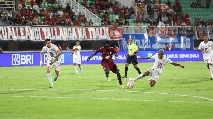 PSM VS PERSITA - Striker PSM Makassar, Balotelli. Balotelli bawa PSM unggul 1-0 atas Persita di Stadion BJ Habibie, Parepare, Jumat (23/5/2025) malam.