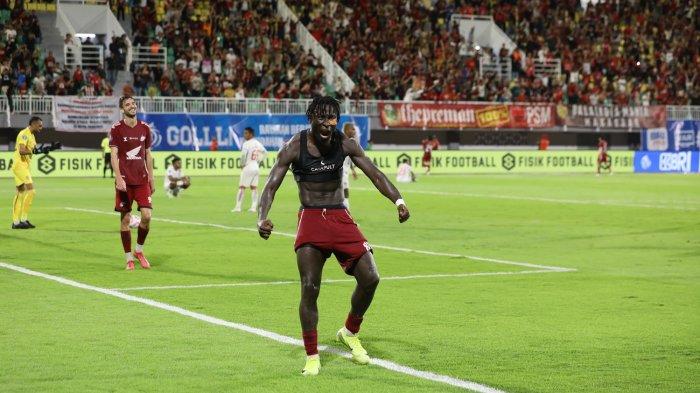 PSM VS PERSITA - Striker PSM Makassar, Balotelli. Balotelli bawa PSM unggul 1-0 atas Persita hingga menit 30 di Stadion BJ Habibie, Parepare, Jumat (23/5/2025) malam.