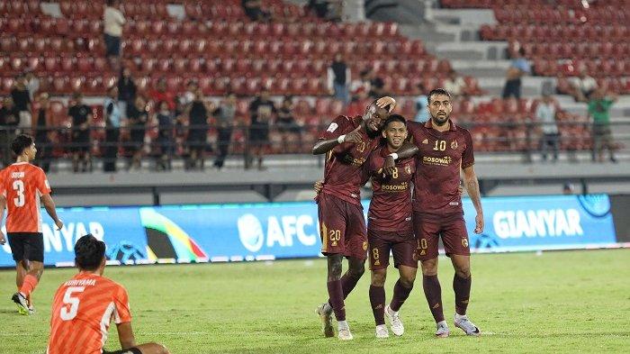 Para pemain PSM Makassar merayakan gol di laga kontra Hougang United pada lanjutan AFC Cup di Stadion I Wayan Dipta, Gianyar, Rabu (25/10/2023) malam.