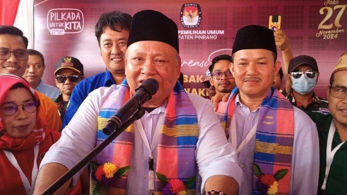 Pasangan Ahmad Jaya Baramuli-Abdillah Natsir saat konferensi pers usai mendaftar di KPU Pinrang.