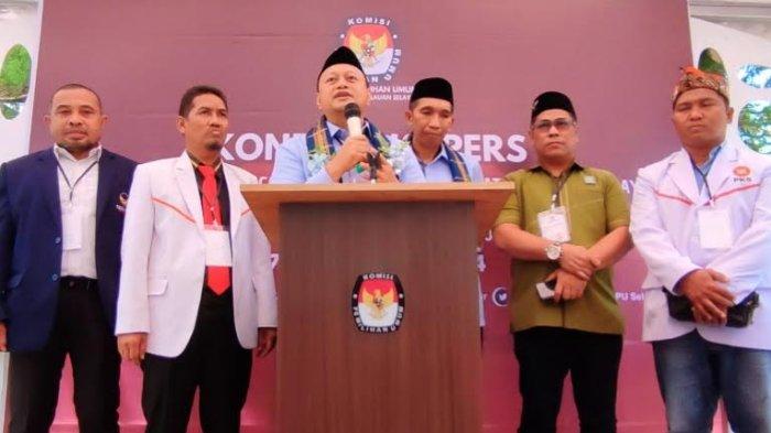 Pasangan Bakal Calon Bupati dan Wakil Bupati Kepulauan Selayar, Ady Ansar-Suwadi saat jumpa pers di KPU Selayar, Kamis (29/8/2024).