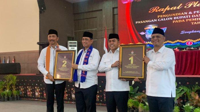 Dua pasangan calon Bupati Wajo, Sulsel Andi Rosman-dr Baso (kanan) Amran Mahmud-Amran (kiri) saat berfoto bersama memegang nomor urut masing-masing, Senin (23/9/2024).