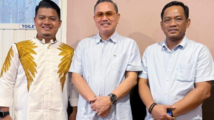 Bapaslon Cabup dan Cabwabup Luwu, Sulawesi Selatan Patahuddin - Muh Dhevy Bijak Pawindu berfoto dengan Irjen (purn) Frederik Kalalembang.