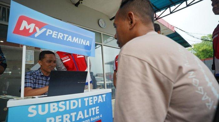 Pelanggan sedang mendaftarkan QR Code Pertalite di help desk salah satu SPBU wilayah Pertamina Patra Niaga Regional Sulawesi, Senin (20/9/2024). Pertamina mencatat, transaksi harian QR Code untuk BBM Pertalite di Sulsel mencapai 42 persen.