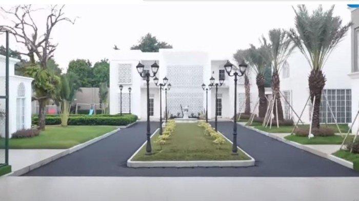 Pelataran rumah mewah Ustaz Solmed dan April Jasmine (YouTUbe SCTV).