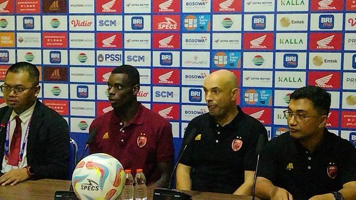 Pelatih PSM Makassar Bernardo Tavares dan pemain Adilson Silva saat jumpa pers usai laga kontra Persikabo pada pekan 20 Liga 1 2023/2024 yang berakhir dengan skor 3-1 untuk kemenangan Juku Eja, Kamis (23/11/2023) malam.