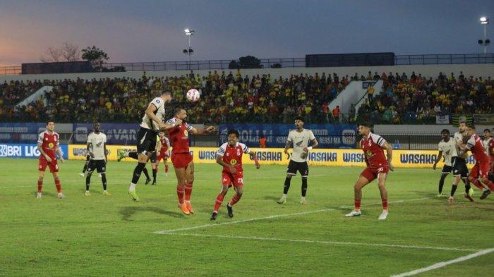WASIT ASING - Suasana pertandingan PSM Makassar vs Barito Putera pada pekan 33 Liga 1 2024/2025 di Stadion Demang Lehman, Banjar, Kalimantan Selatan, Sabtu (17/5/2025) sore. Pelatih PSM Makassar, Bernardo Tavares, puji kepemimpinan wasit Adham Makhadmeh.