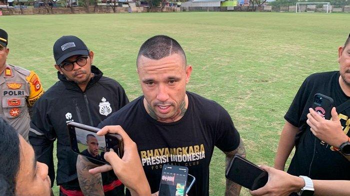 Pemain Bhayangkara FC Radja Nainggolan saat mengikuti latihan di Bosowa Sport Center, Kota Makassar, Jumat (5/12/23).