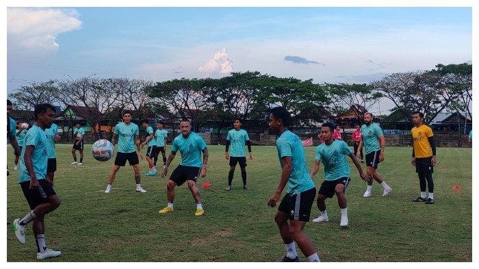 Pemain Bhayangkara mengikuti latihan di Bosowa Center sebelum melawan PSM Makassar. Pemain Bhayangkara tiba lebih cepat di Makassar dibanding pemain PSM.