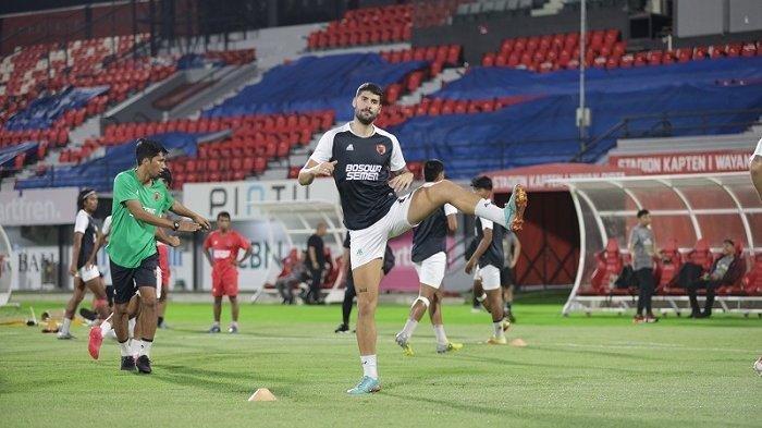 Pemain PSM Kike Linares saat berlatih di Stadion I Wayan Dipta, Gianyar. Kike Linares belum pernah tampil membela PSM Makassar di Liga 1 musim 2023 / 2024.