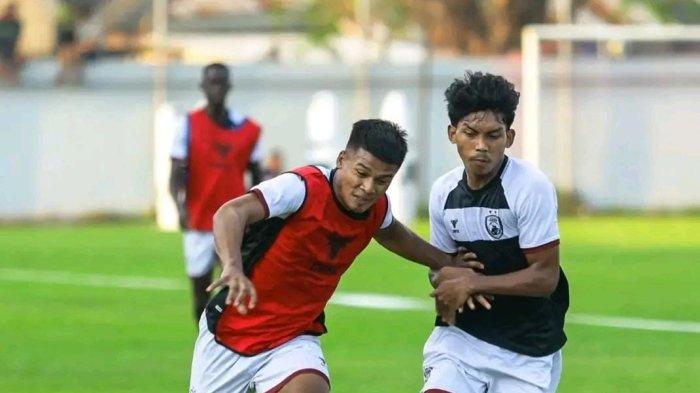 Pemain PSM Makassar, Abdul Rahman (kiri), saat berduel dengan Adil Nur Bangsawan di game internal di Stadion Kalegowa, Jl Poros Pallangga, Kecamatan Pallangga, Kabupaten Gowa, Selasa (16/7/2024).