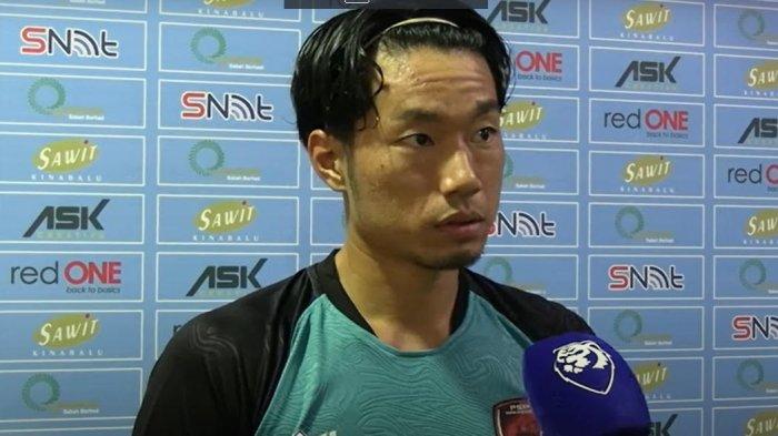 Pemain PSM Makassar Kenzo Nambu saat diwawancarai media Malaysia, Rabu (13/12/2023). Kenzo Nambu optimis bisa membawa PSM Makassar meraih tiga poin melawan Sabah FC.