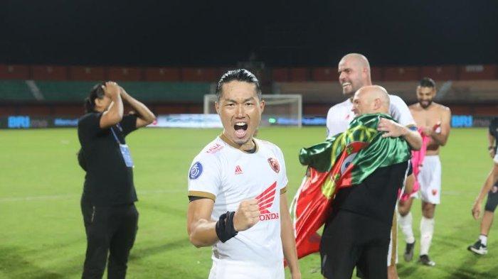 Pemain PSM Makassar Kenzo Nambu saat selebrasi juara Liga 1 2022-2023 di Stadion Gelora Ratu Pamelingan, Madura Jawa Timur.