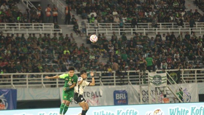 Pemain PSM Makassar Latyr Fall diperban kepalanya usai alami benturan dengan pemain Persebaya di Stadion Gelora Bung Tomo, Surabaya, Jawa Timur, Rabu (23/10/2024).