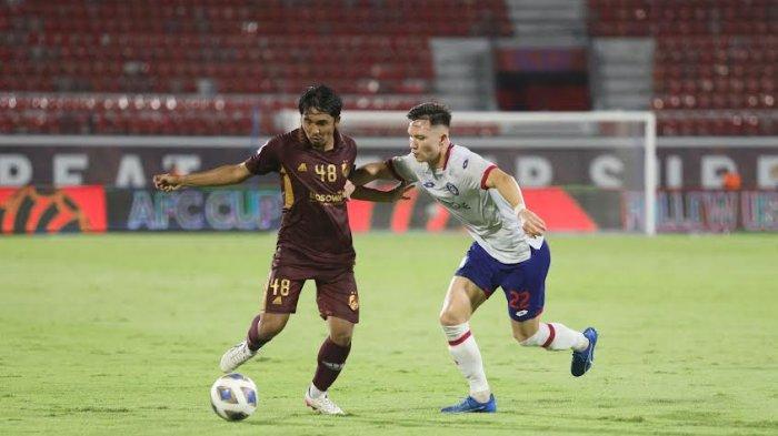 Pemain PSM Makassar, M Arfan duel lawan pemain Sabah FC di Stadion Kapten I Wayan Dipta, Gianyar, Bali, Kamis (5/10/2023).