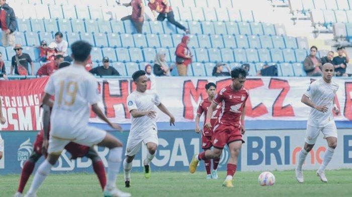 Pemain PSM Makassar, Ricky Pratama duel berusaha lewati pemain Arema FC pada pekan kelima Liga 1 2024/2025 di Stadion Batakan, Balikpapan, Kalimantan Timur, Minggu (15/9/2024).