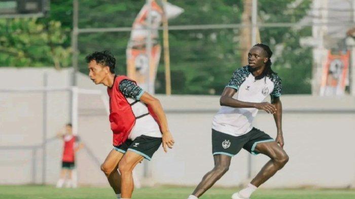 Pemain PSM Makassar, Rizal dan Tito Okello saat latihan di Stadion Kalegowa, Kabupaten Gowa, Sulawesi Selatan, Senin (18/11/2024).