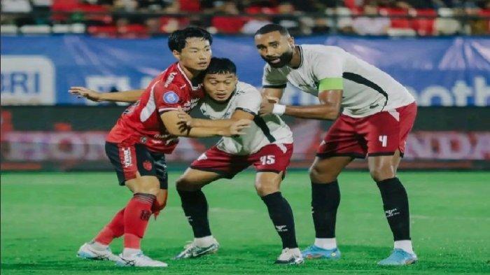 Pemain PSM Makassar, Yuran Fernandes dan Akbar Tanjung dikawal oleh pemain Bali United, Kenzo Nambu pada pekan ke-13 Liga 1 2024/2025 di Stadion Kapten I Wayan Dipta, Gianyar, Bali, Sabtu (7/12/2024) malam.