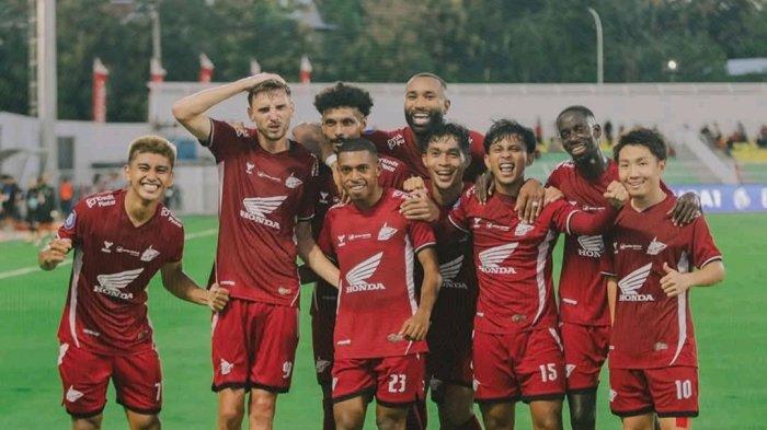 ROTASI JITU - Pemain PSM Makassar selebrasi saat melawan Semen Padang pada pekan 28 Liga 1 2024/2025 di Stadion BJ Habibie, Parepare, Kamis (10/4/2025) sore. Pelatih PSM Makassar, Bernardo Tavares melakukan pergantian jitu.