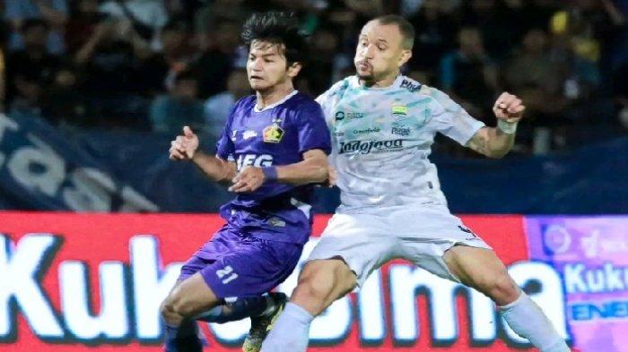 Pemain Persik Kediri, Riyatno Abiyoso duel dengan pemain Persib, Gustavo Franca di Stadion Brawijaya, Kediri, Jawa Timur, Senin (28/10/2024).