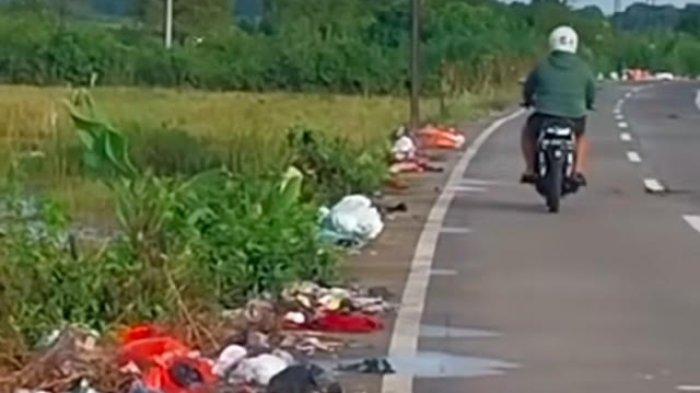 Sampah Menumpuk - Pemasalahan sampah masih terus terjadi dan dikeluhkan masyarakat Kabupaten Maros. Terbaru tumpukan sampah rumah tangga nampak menumpuk di tepi jalan di Dusun Magento, Desa Patontongan, Kecamatan Marusu, Kabupaten Maros, Sulawesi Selatan.