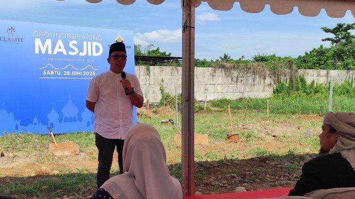 PEMBANGUNAN MASJID - Camat Rappocini Muhammad Aminuddin saat memberikan sambutan pada kegiatan Peletakan Batu Pertama Masjid Al-Ikhlas di Perumahan Clariti Residence, Jl Jipang Raya, Makassar, Sulsel, Sabtu (28/6/2025). Muhammad Aminuddin mengapresiasi pembangunan masjid ini