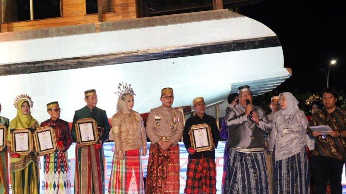 Penghargaan itu diberikan Ketua Komisi Nasional Disabilitas Dante Rigmalia kepada Wali Kota Danny Pomanto di sela-sela acara Gala Dinner Peringatan Hari Kota Makassar, di Tugu MNEK Kawasan CPI, Kamis (2/11/2023) malam.